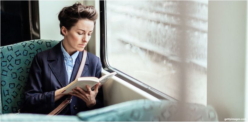vrouw leest in het openbaar vervoer