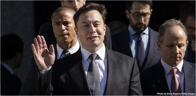 Elon Musk wuift met zijn hand