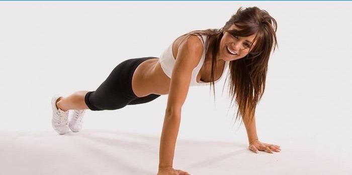 Meisje push-ups voor gewichtsverlies