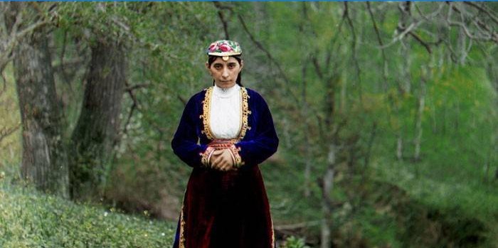 Meisje in Armeense klederdracht