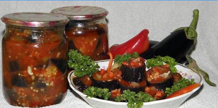 Aubergine voor de winter met knoflook in tomaat in een plaat en potten