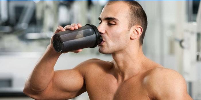 Man drinkt een proteïne shake