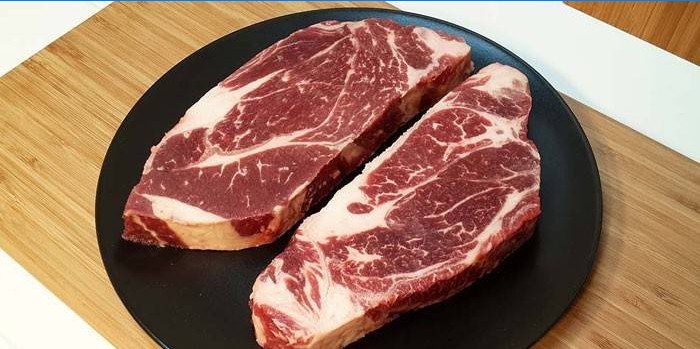 Twee plakjes gemarmerd rundvlees voor steaks