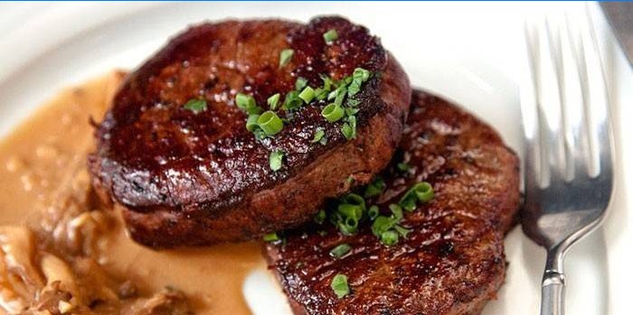 Twee filet mignon steaks op een bord