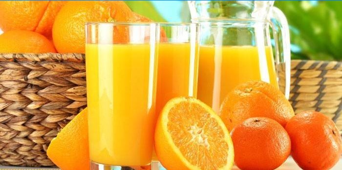 Sinaasappelsap in een karaf en glazen, citrusvruchten