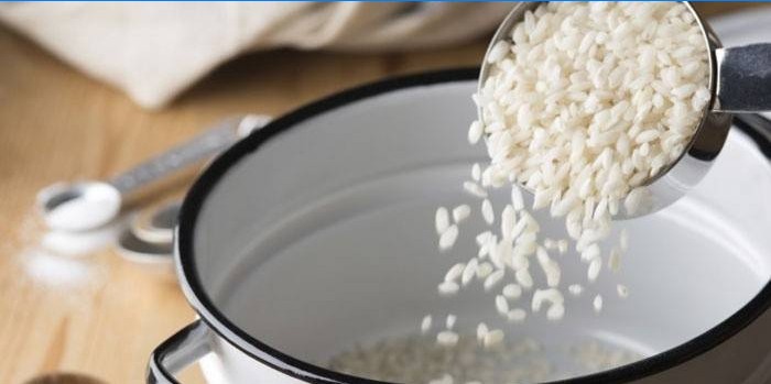 Rijst wordt in een pan gegoten