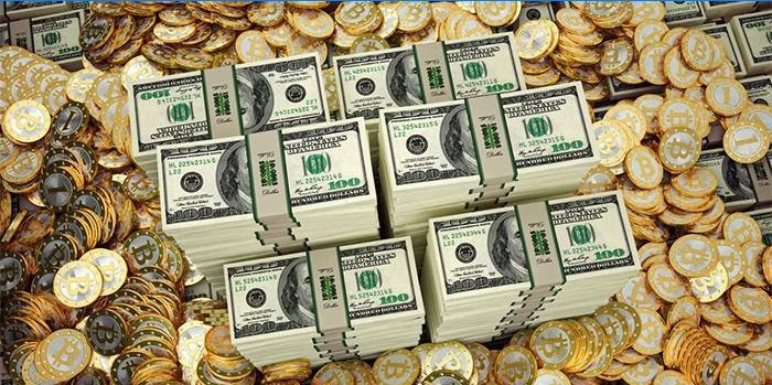 Bitcoin-munten en pakketten met dollars