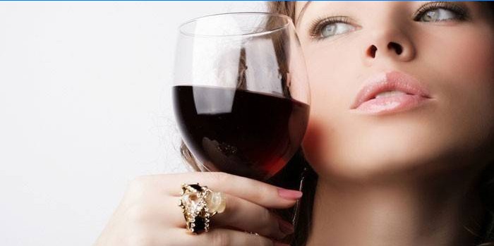 Meisje met een glas wijn