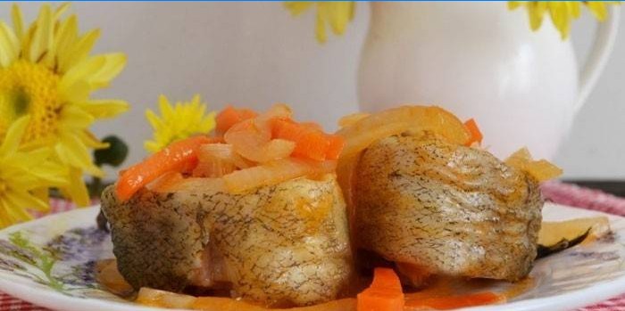 Koolvisstoofpot met wortelen en uien