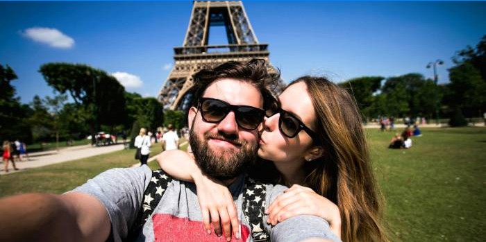 Selfies van jongeren op de achtergrond van de Eiffeltoren