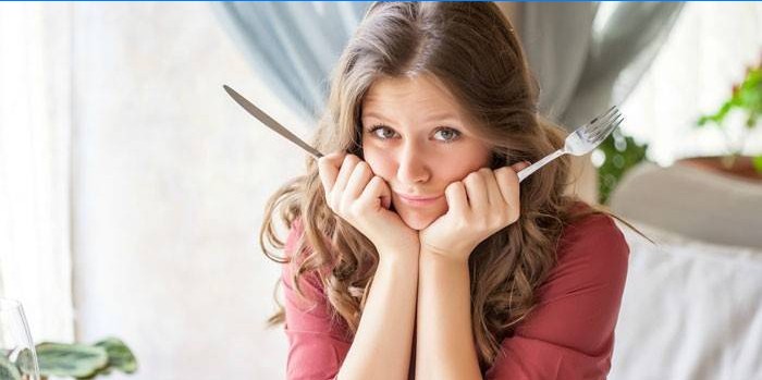 Meisje met een mes en een vork