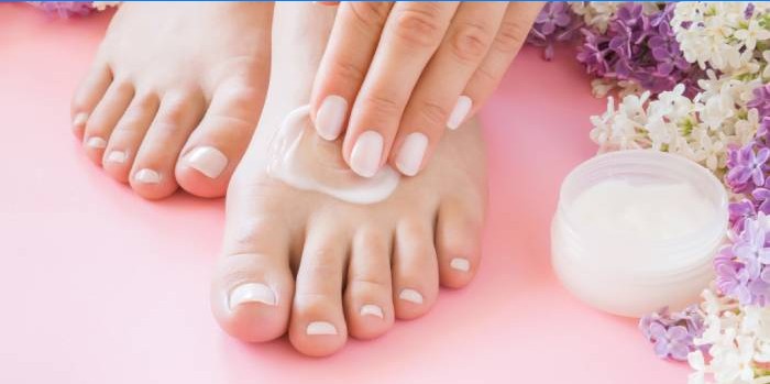 Breng Moisturizing Foot Cream aan