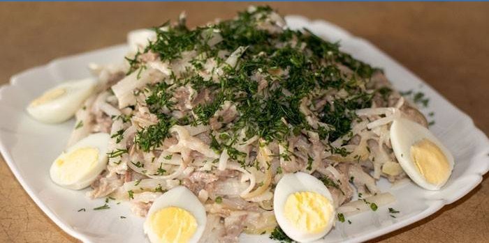 Kant-en-klare salade van gekookt vlees en daikon