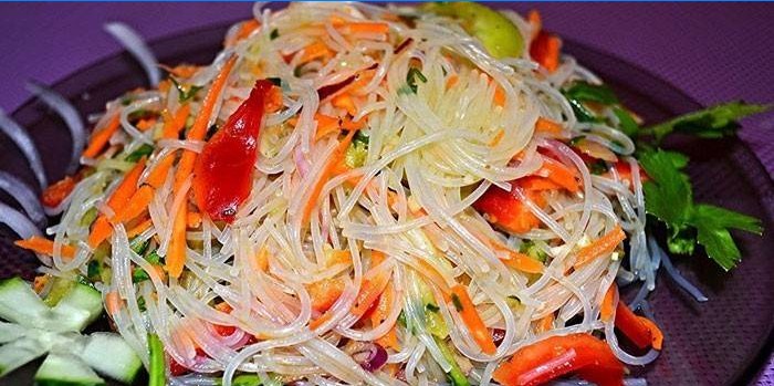Salade met groenten en funchose