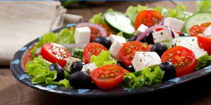 Klassieke Griekse salade op een plaat