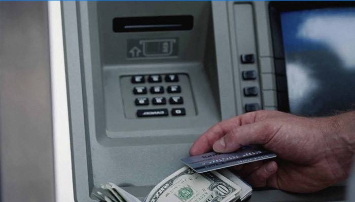 Een man krijgt geld aan een geldautomaat