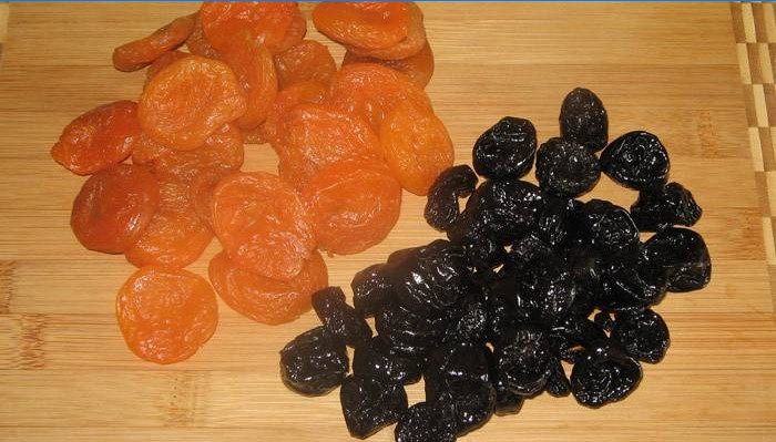 Gedroogde abrikozen en pruimen voor gewichtsverlies