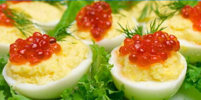 Gekookte eieren met rode kaviaar