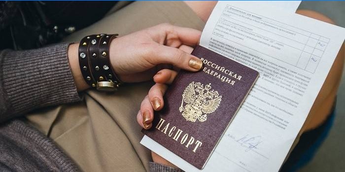 Paspoort en certificaten in de handen van een meisje