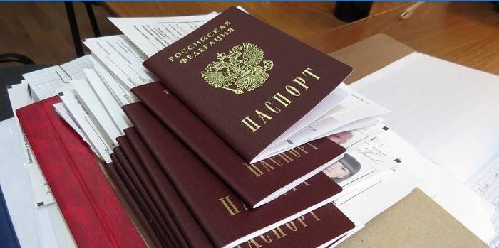 Een stapel nieuwe paspoorten