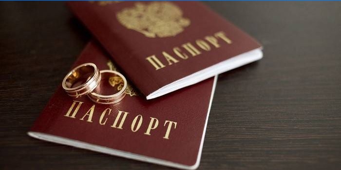 Twee paspoorten en trouwringen