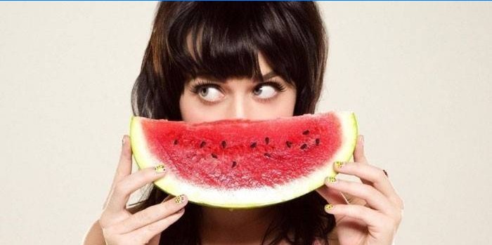Meisje met een plakje watermeloen