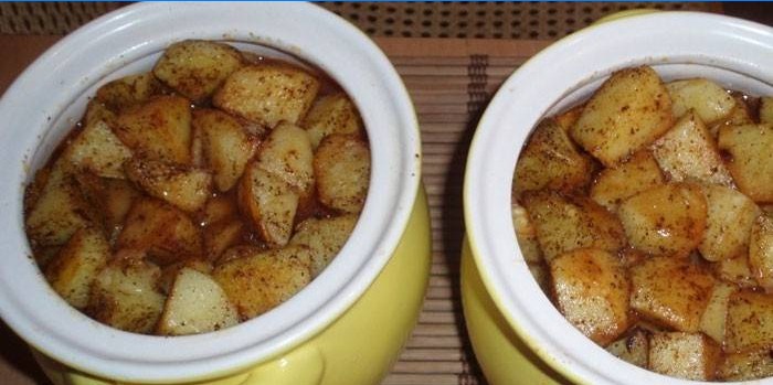 Azu met rundvlees en aardappelen in potten