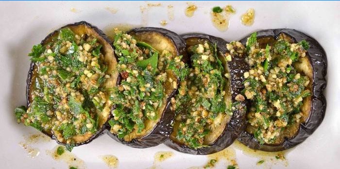 Bord aubergine met adjika volgens Armeens recept