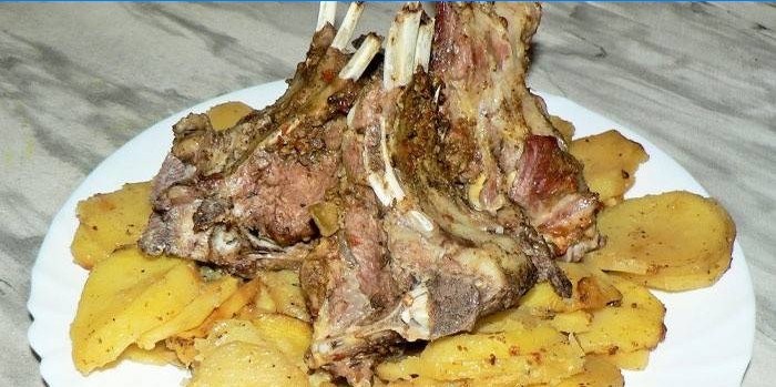 Schotel met gebakken lamsribben op een kussen van aardappelen