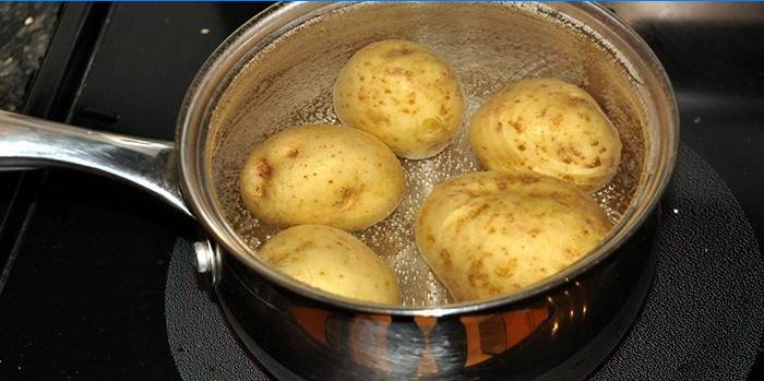 Aardappelen gekookt op het fornuis