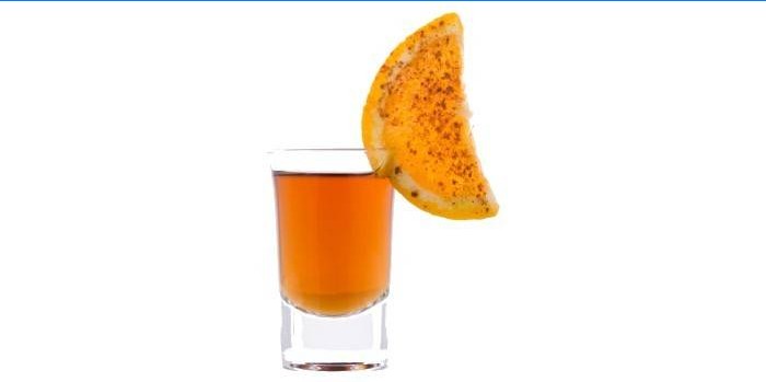 Cocktail met rum en sinaasappelsap