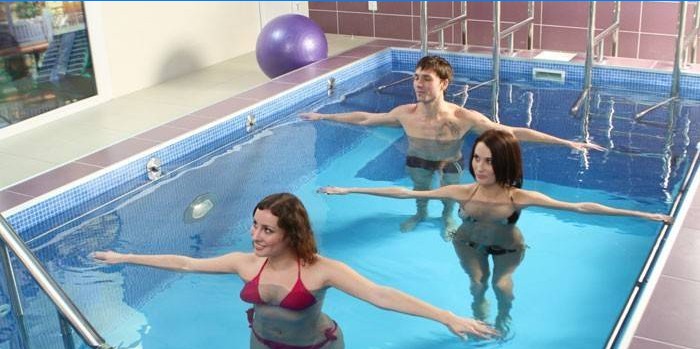 Jongens en meisjes doen aqua-aerobics