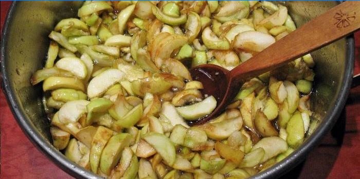 Appels in suikerstroop in een pan