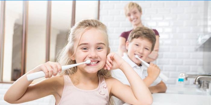 Kinderen poetsen hun tanden