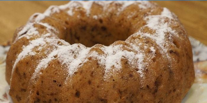 Kant-en-klare muffin met banaan bestrooid met poedersuiker