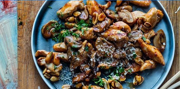 Kippenvlees met champignons en noten.