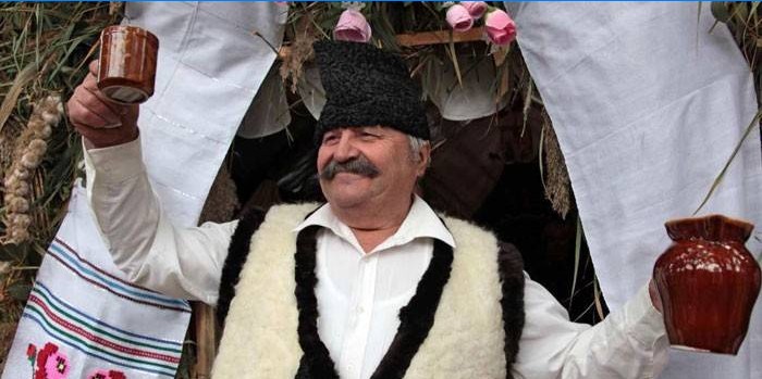 Oudere man in nationale Moldavische klederdracht