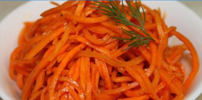 Koreaanse wortelen die kruiden gebruiken