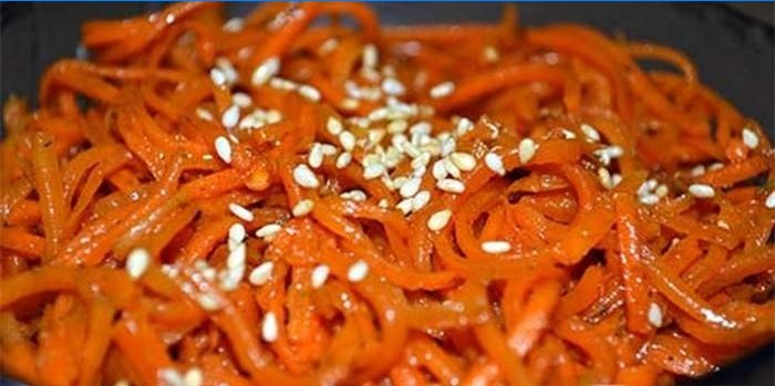 Koreaanse wortel met sojasaus en sesamzaadjes