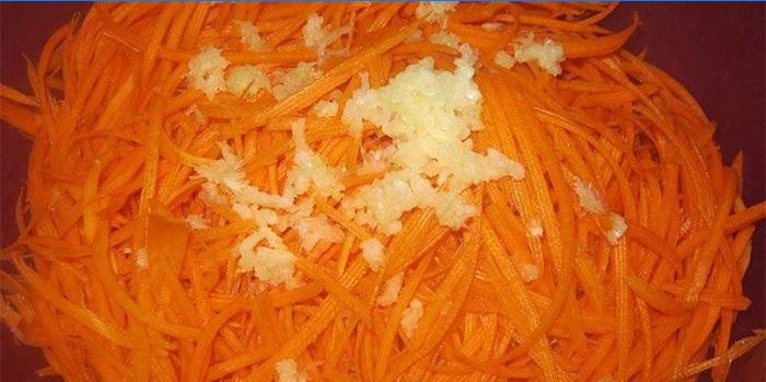 Gehakte wortelen en knoflook in een kom