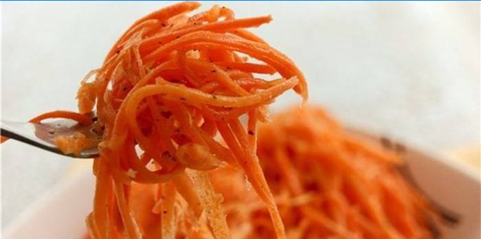 Koreaanse pittige wortel op een vork