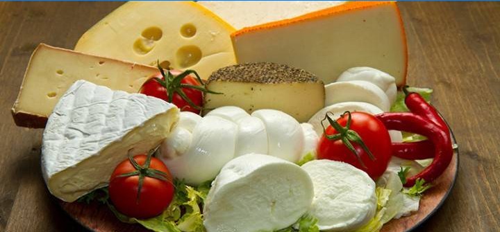 Verschillende soorten kaas en groenten op een plaat