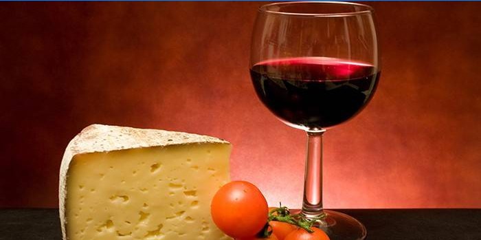 Kaas en een glas rode wijn