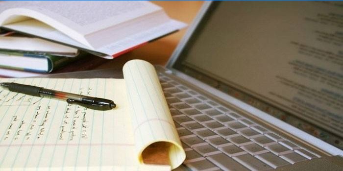 Notebook, pen en laptop