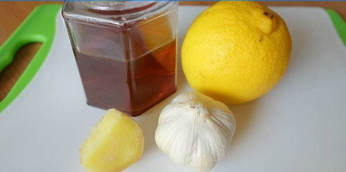 Honing tinctuur met knoflook en citroen