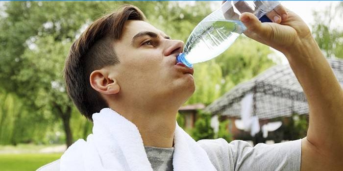 Man drinkt water uit een fles