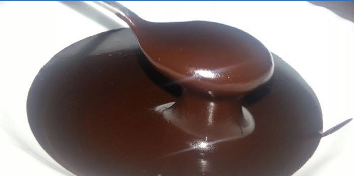 Ganache van donkere chocolade in een bord