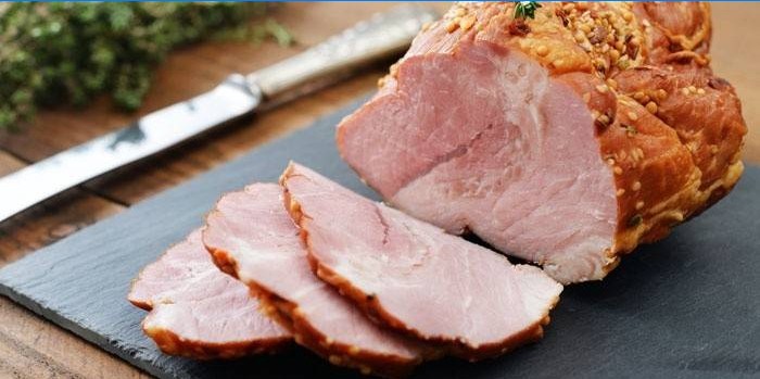 Gekookt varkensvlees op het bord