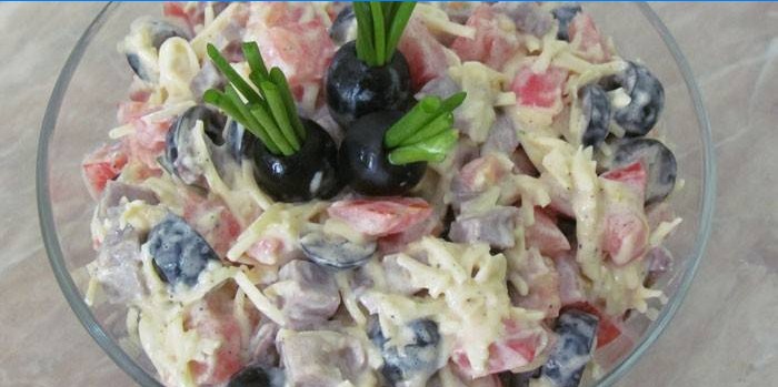 Salade met olijven, gekookte kalfsentong en kaas
