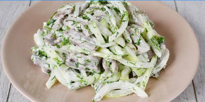 Salade van gekookt rundvlees met verse komkommers onder mayonaise